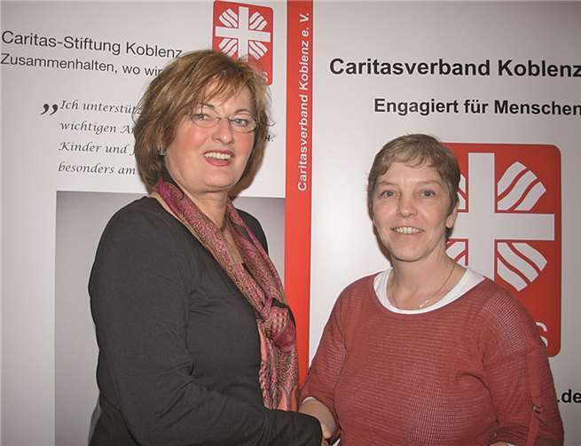 Pflegedienstleiterin Walburga Arzbach (r.) bedankte sich bei Schwester Marlene Gottfreund für ihr Engagement in den vergangenen 30 Jahren.privat