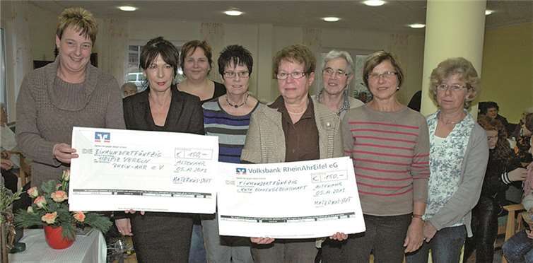 Pflegedienstleitung Monika Schweissgut (v. l.) und Einrichtungsleitung Elisabeth Schroeder-Solf bei der Spendenübergabe. Für die Katholische Frauengemeinschaft nahm Vorsitzende Marianne Knieps (4. v. l.) den Scheck entgegen. UM
