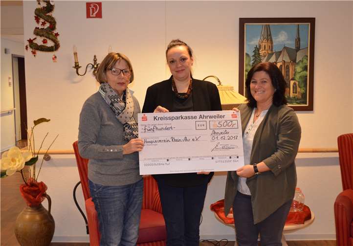 Pflegedienstleitung Olga Atamanova überreichte eine Spende in Höhe von 500 Euro an Josefine Schwipper und Sabine Schonscheck vom Hospizverein Rhein-Ahr e.V.. Privat