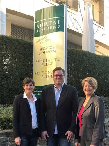 Pflegedienstleitung Regine Broicher (v.li.n.re.), Direktor Peter Münzer und die ambulante Pflegedienstleitung Anke Matamoros.Foto: privat