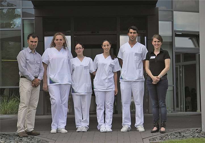 Pflegedirektor Blerim Hetemi (links) und Pflegedienstleitung Wioletta Osko (rechts) begrüßten die spanischen Pflegefachkräfte. Cornelia Kreutzberg