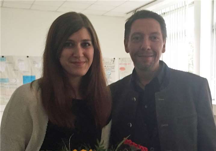 Pflegedirektor Wolfgang Fobes-Theisen (rechts) gratuliert Nina Coltro im Namen der Klinikleitung zur bestandenen Prüfung. Foto: privat