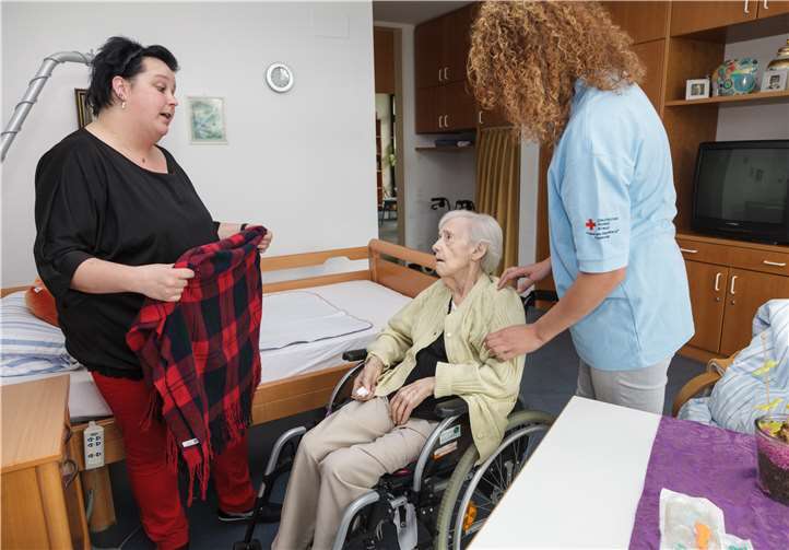 Pflegehelfer und Pflegehelferinnen leisten wertvolle Arbeit.  Brigitte Hiss/DRK