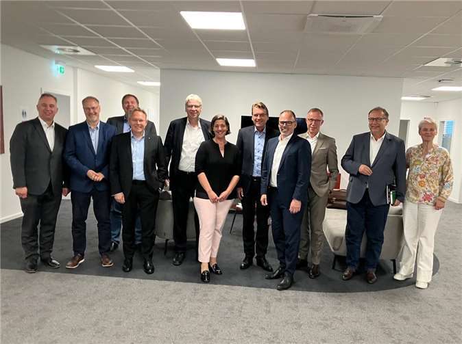 Wirtschaft beginnt in der Kommune Pflegen den Dialog zur Westerwälder Wirtschaft (v.l.n.r.): Michael Bug, Harald Orthey MdB, Michael Braun, Dr. Ralf Kölbach, Stephan Krempel, Katharina Schlag, Dr. Andreas Reingen, Andreas Görg, Frank Diefenbach, Richard Hover und Gabriele. Foto: Karl-Heinz Boll