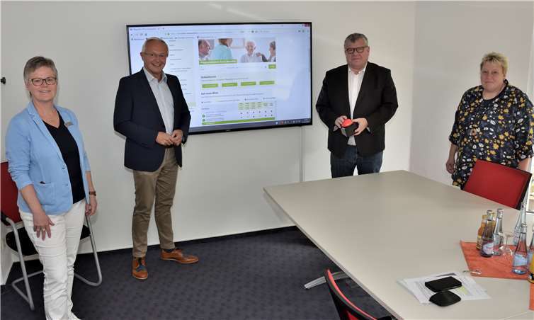 Pflegeplatzbörse im Landkreis Neuwied startet am 01. Oktober. Die Suche nach einem freien Platz für Pflegebedürftige im Landkreis Neuwied soll künftig erheblich leichter von statten gehen können. Hierzu stellten Landrat Achim Hallerbach und Sozialdezernent Michael Mahlert nun eine internetbasierte Pflegeplatzbörse vor, welche am 1. Oktober online gehen wird. (v.l.n.r.): Agnes Ulrich, Leiterin des Kreissozialamtes; Landrat Achim Hallerbach, 1. Kreisbeigeordneter Michael Mahlert; Silke Läufer-Hermann, Kreisverwaltung Neuwied.