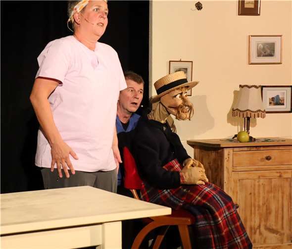 Pflegerin und Pfleger bemühen sich um Hr. Gerber…und kommen dabei oft an ihre Grenzen! Fotos: Uli Schmidt