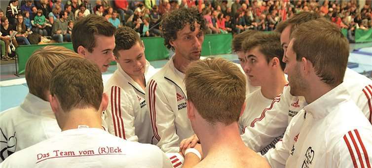 Pflichtübung vor jeder Ligabegegnung: Trainer Ralf Schall (Bildmitte) schwört seine Turner auf den Wettkampf ein. Am Ende dieses Rituals ertönt seit über 20 Jahren der KTV Schlachtruf „LEUKO - TAPE“.Privat