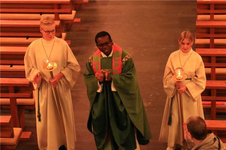 Pfr. Donatus Ezegbe feierte die deutsch-afrikanische Messe.  Foto: privat