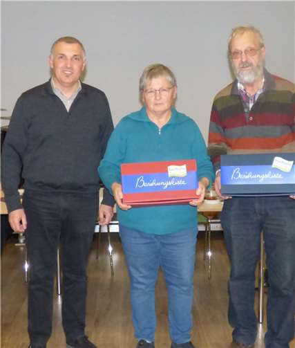 Pfr. Thomas Werner und Ursula Jakschas sowie Matthias Schnitzler mit ihren Präsenten für ihre jahrelange Vorstandsarbeit. Foto: privat