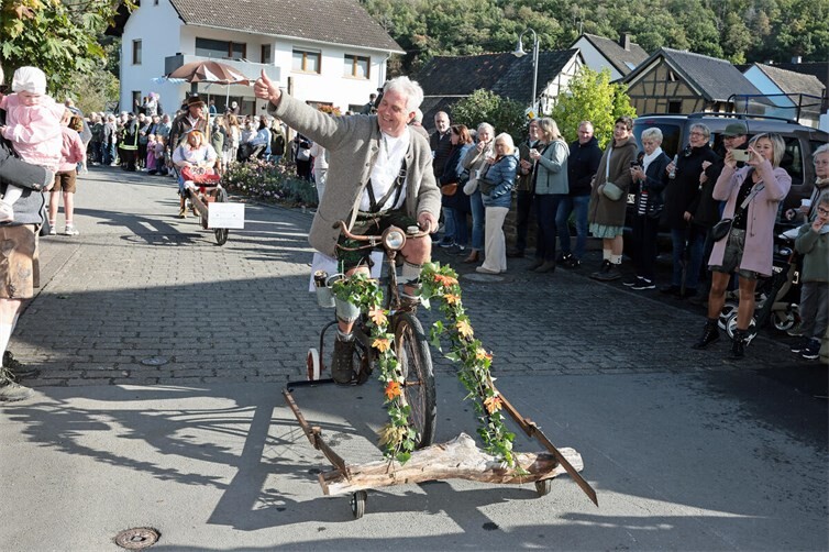 Oktoberfest und Trachtenumzug in Insul mit Musik und viel Gaudi