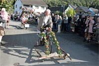 Oktoberfest und Trachtenumzug in Insul mit Musik und viel Gaudi
