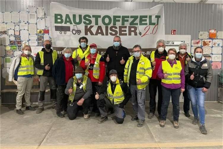 Phantastisches Engagement: Sieben Tage in der Woche versorgen „Der Kaiser“ (5.v.l.) und sein Helferteam Flutgeschädigte im Baustoffzelt 2.0 im Innovationspark Ringen mit Hilfsgütern.  Fotos: privat
