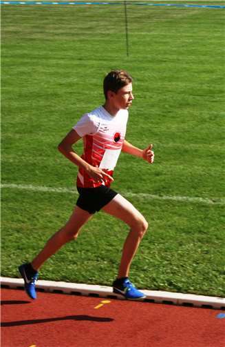 Phil Nockelmann eilt im 5ooo m-Lauf dem Ziel entgegen. Foto: TV Cochem