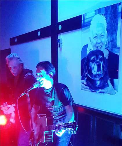 „Phil Roberts and Friend“ gedenken Hanne Steinhauer bei einem musikalischen Gedenktreff im alten Kino.Foto: privat