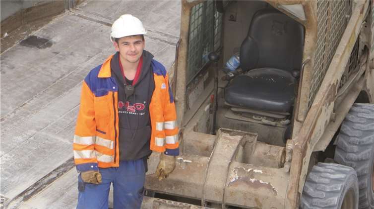 Philip Müller ist der erste Auszubildende der Stadtwerke Andernach GmbH zur „Fachkraft für Hafenlogistik. -MKA-