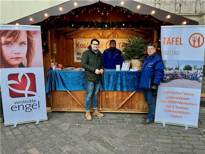 Philip Rünz (Kreisvorsitzender JU Koblenz) und Alfred Waurig (2. Vorsitzender Tafel Koblenz) bei der Übergabe eines Weihnachtsbaumes. Quelle: Junge Union Koblenz