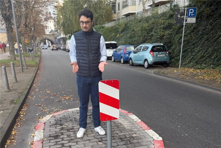 CDU-Landtagskandidat Philip Rünz startet Petition für den Rückbau der Fahrbahneinengungen am Peter-Altmeier-Ufer Philip Rünz am Peter-Altmeier-Ufer. Foto: Dennis Schaefers
