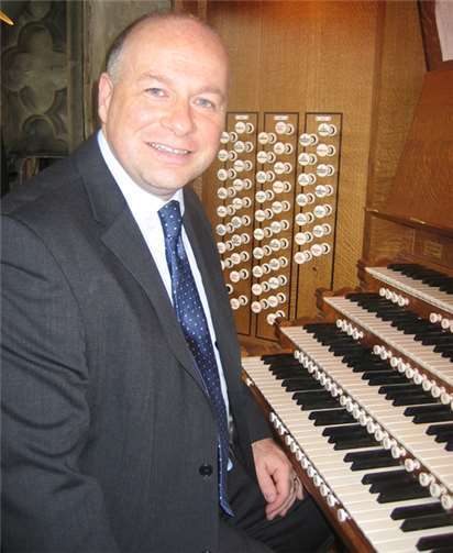 Philip Scriven kommt aus Großbritannien, um auf der außergewöhnlichen Orgel zu spielen. Privat