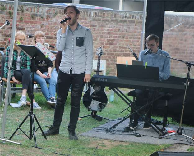 Philip und Fabian Schakowski erwiesen sich als hervorragende Live-Musiker. Fotos: DU