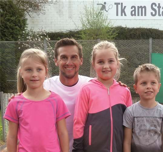 Philipp Born begeisterte auch die Tenniskinder.