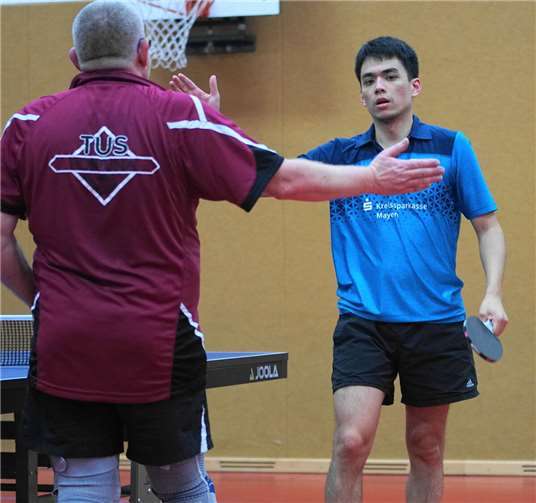 Philipp Büchel (r.) nimmt die Glückwünsche von Achim Stockdreher entgegen.  Foto: M. Schreiber