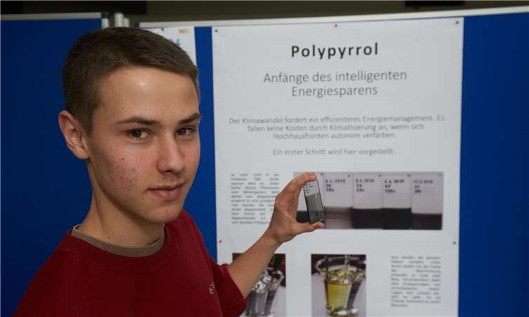 Philipp Dähling vom Max-Laue-Gymnasium Koblenz hat ein Verfahren entwickelt, dass es ermöglicht, bei Hochhausfassaden Kosten für die Klimatisierung einzusparen.Fotos: Thomas Frey