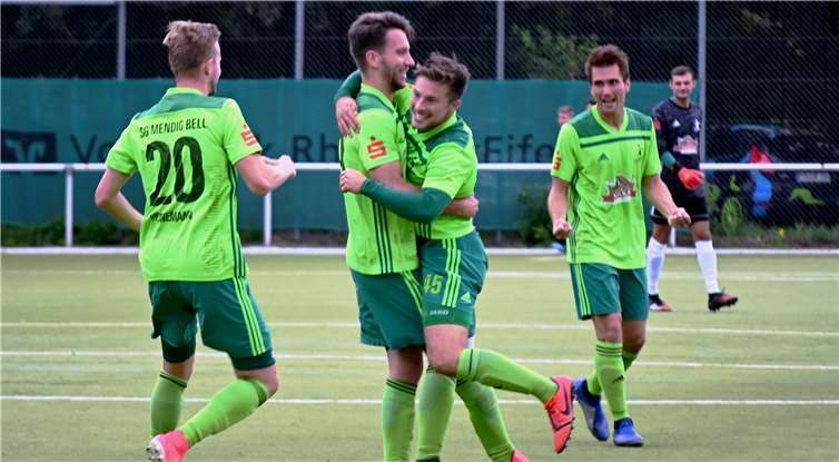 Philipp Franzen (Dritter von links) avancierte gegen Windhagen zum Matchwinner. Mit ihm freuen sich (von links) Niklas Heinemann, Manuel Oster, Kodai Stalp und hinten Torhüter Robin Rohr.Fotos: SK
