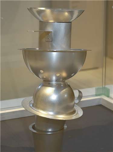 Philipp Gröninger konnte die Jury mit seinem kunstvoll übereinander gestapelten Silberobjekt überzeugen.