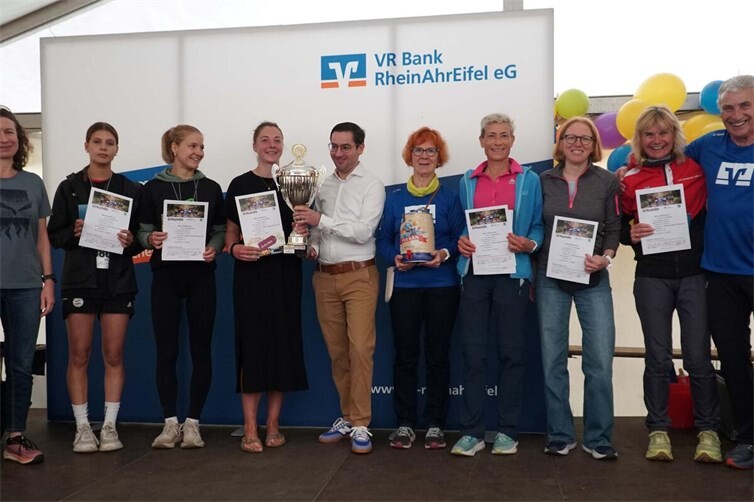 Philipp Hergarten hat als Beigeordneter der VG Brohltal überreicht den Wanderpokal 	an die schnellste Frauenmannschaft von der LG Rhein Wied