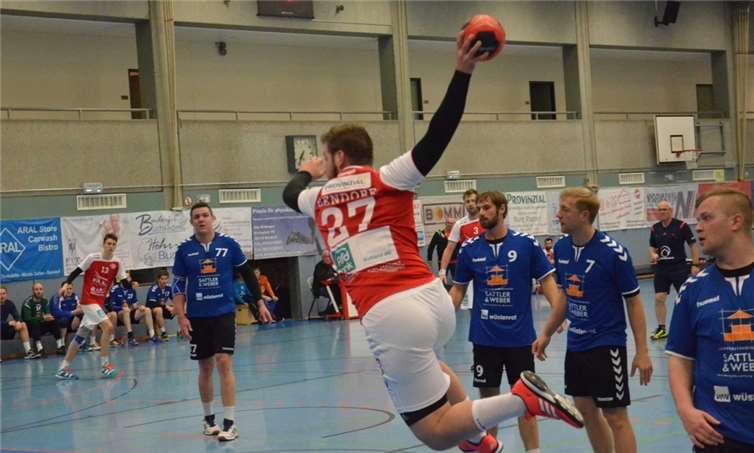 Philipp Hopfner (Nr. 27) beim Torwurf. privat