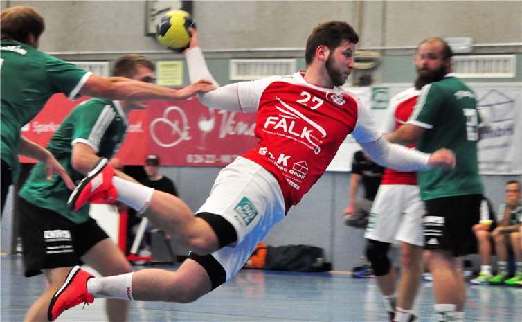 Philipp Hopfner fliegt mit seiner Mannschaft am Samstag durch die Sporthalle in Schweich. privat