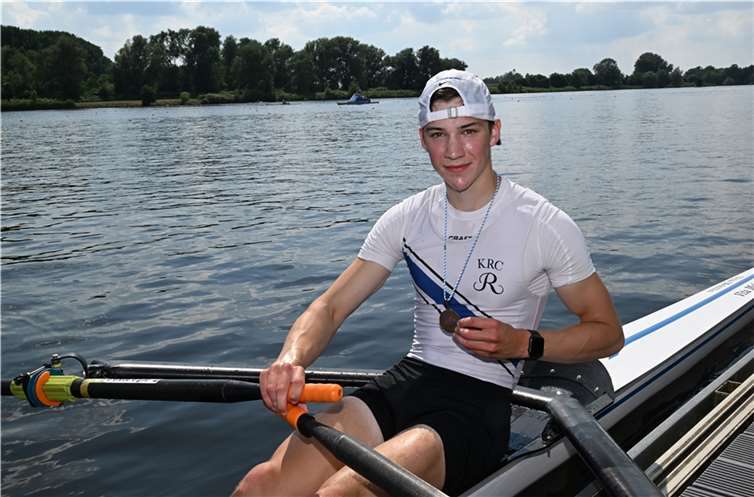 Philipp Jensen zeigt stolz seine Medaille.