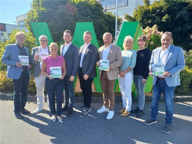 Philipp Jung (Quest Team), Landrat Dr. Peter Enders (Kreis Altenkirchen), Sandra Köster (Wir Westerwälder), Fabian Herold und Dominik Herold (Westerwald Elektrotechnik Hummrich), Landrat Achim Hallerbach (Kreis Neuwied), Marieke Kosegarten-Jung (Quest Team), Sara Jung-Esper (Quest Team) und Landrat Achim Schwickert (Westerwaldkreis).  Foto: Myriam Hatzmann