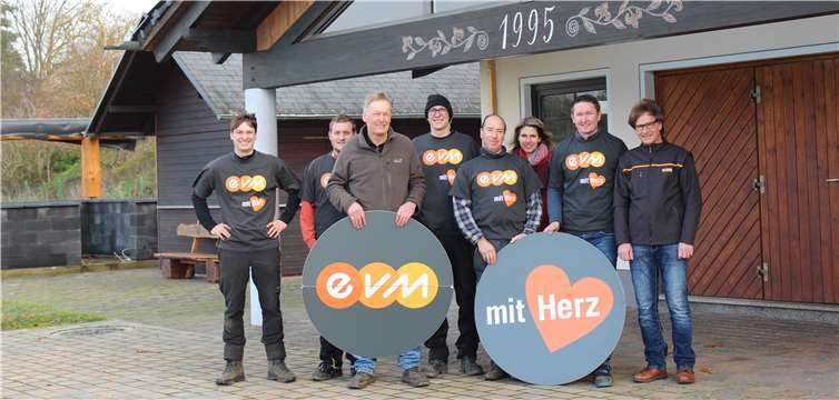 Philipp Liesenfeld und die Backesfreunde Kröpplingen e.V. sowie die Ortsgemeinde Brodenbach freuen sich über die Spende der evm-Gruppe.Foto: evm