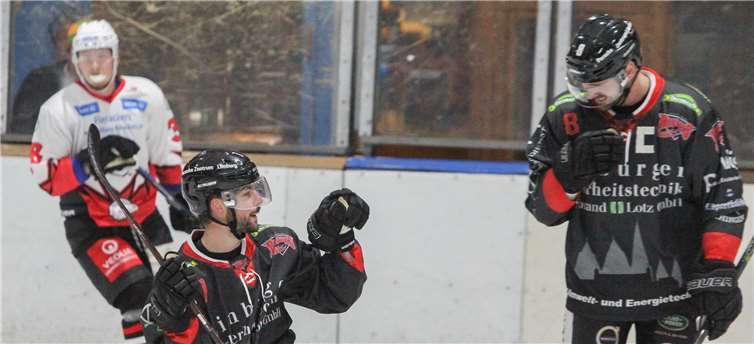 Philipp Maier und Kapitän Alexander Engel beim Torjubel.