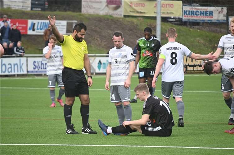 Philipp Pohl (am Boden) gelang zwar in der 85. Minute noch der kurzzeitige Anschlusstreffer zum 1:2, doch in der Nachspielzeit machten die Gäste alles klar.  Foto: SK