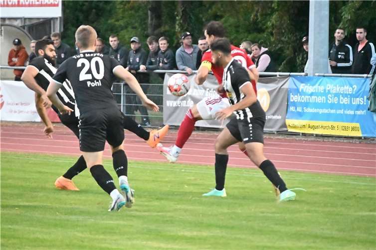 Philipp Pohl (links mit der Nummer 20) wird dem TuS Mayen lange fehlen. Foto: SK