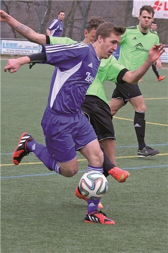 Philipp Reffgen im Zweikampf mit einem Namedyer Gegenspieler . privat