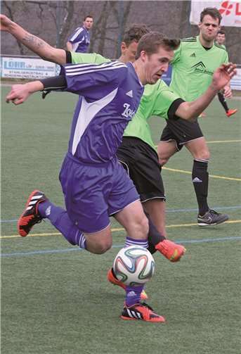 Philipp Reffgen im Zweikampf mit einem Namedyer Gegenspieler.privat