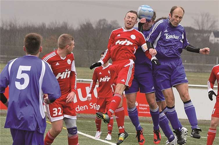 Philipp Reffgen und Stefan Frießem klären mit Kopfball vor einem Andernacher Spieler. privat