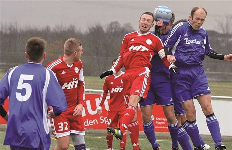 Philipp Reffgen und Stefan Frießem klären vor einem Andernacher Spieler. privat