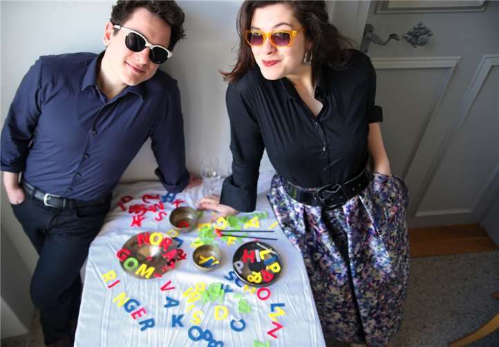 Philipp Scholz und Nora Gomringer haben sich zufällig getroffen und zu einem wundervoll-fatallyrischen Projekt gefunden. Judith Kinitz