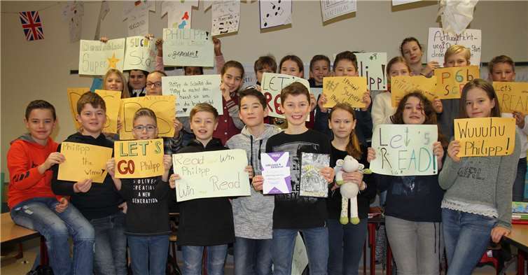 Philipp Schwarzer, 6b, mit seinen ihn anfeuernden Mitschülerinnen und Mitschülern.Foto: privat