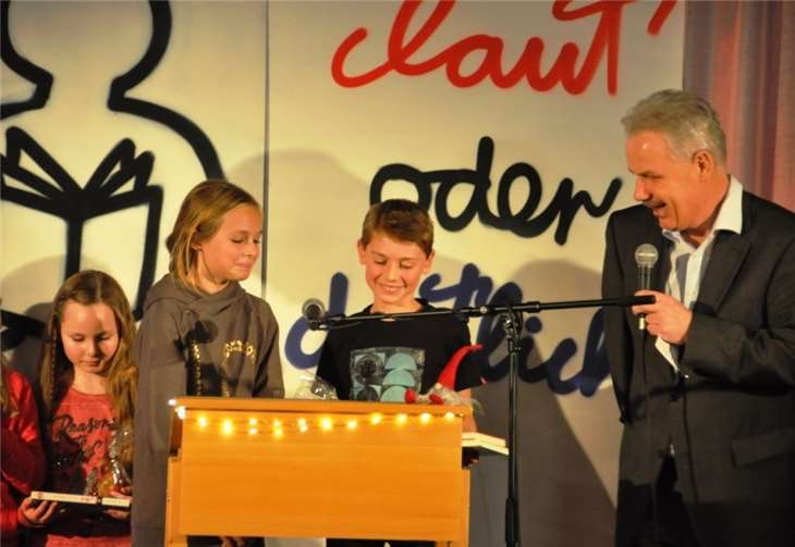 Philipp Schwarzer, der 2016 die „Thronfolge“ von Victoria Schaay (Gewinnerin 2015) antrat, wird in diesem Jahr die Siegerehrung seines Nachfolgers bzw. seiner Nachfolgerin gemeinsam mit Bürgermeister Stefan Raetz durchführen.Rheinbach liest e.V.