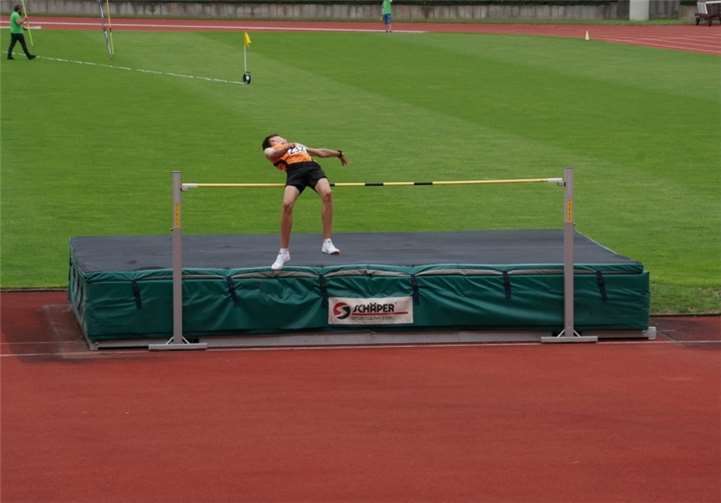 Fünf Leichtathleten und sieben persönliche Bestleistungen Philipp Steinmann übersprang 1,73m. Fotos: privat