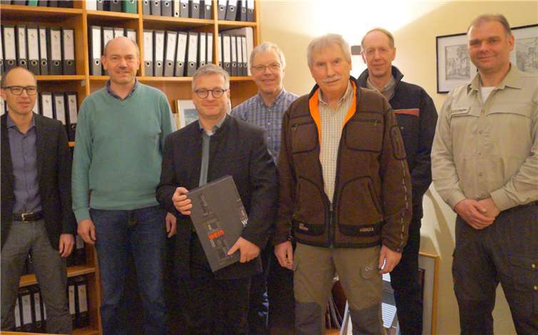 Philipp Thönnes (Mitte) freute sich über das Weinpräsent, das ihm Heinz Zilles (2.v. li.) überreichte. Hans-Josef Bleser, Ortsbürgermeister von Treis-Karden (rechts), dankte für die jahrelange gute Zusammenarbeit. Foto: TT