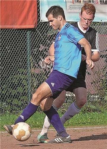 Philipp Volk (rechts), hier im Zweikampf mit Kevin Säger, erlöste mit seinem Ausgleichstreffer die Dieblicher Fans.privat