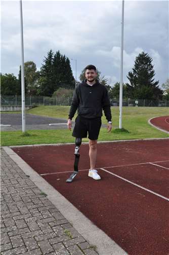 Philipp Wassenberg trainiert mit unterschiedlichen Prothesen.