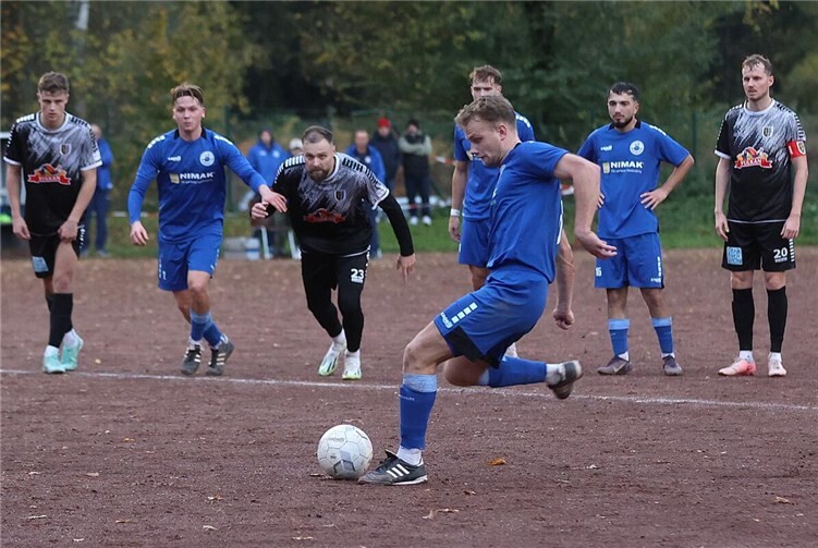 Philipp Weber hätte es noch mal spannend machen können, doch er scheiterte mit diesem Foulelfmeter am Mendiger Schlussmann Robin Rohr. Foto: SK
