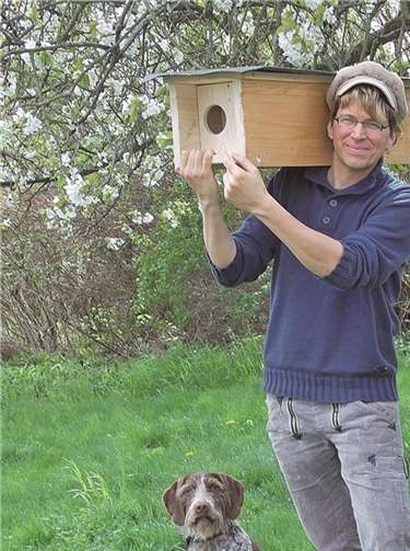 Philipp Willert mit einer seiner selbst angefertigten Steinkauzröhren.Privat